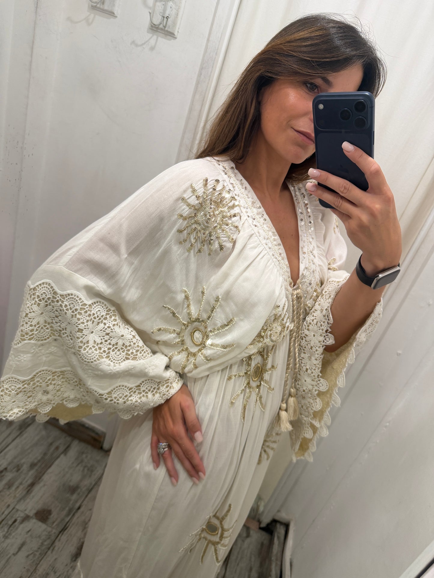 ABITO PANNA CON RICAMI E PAILLETTES ORO