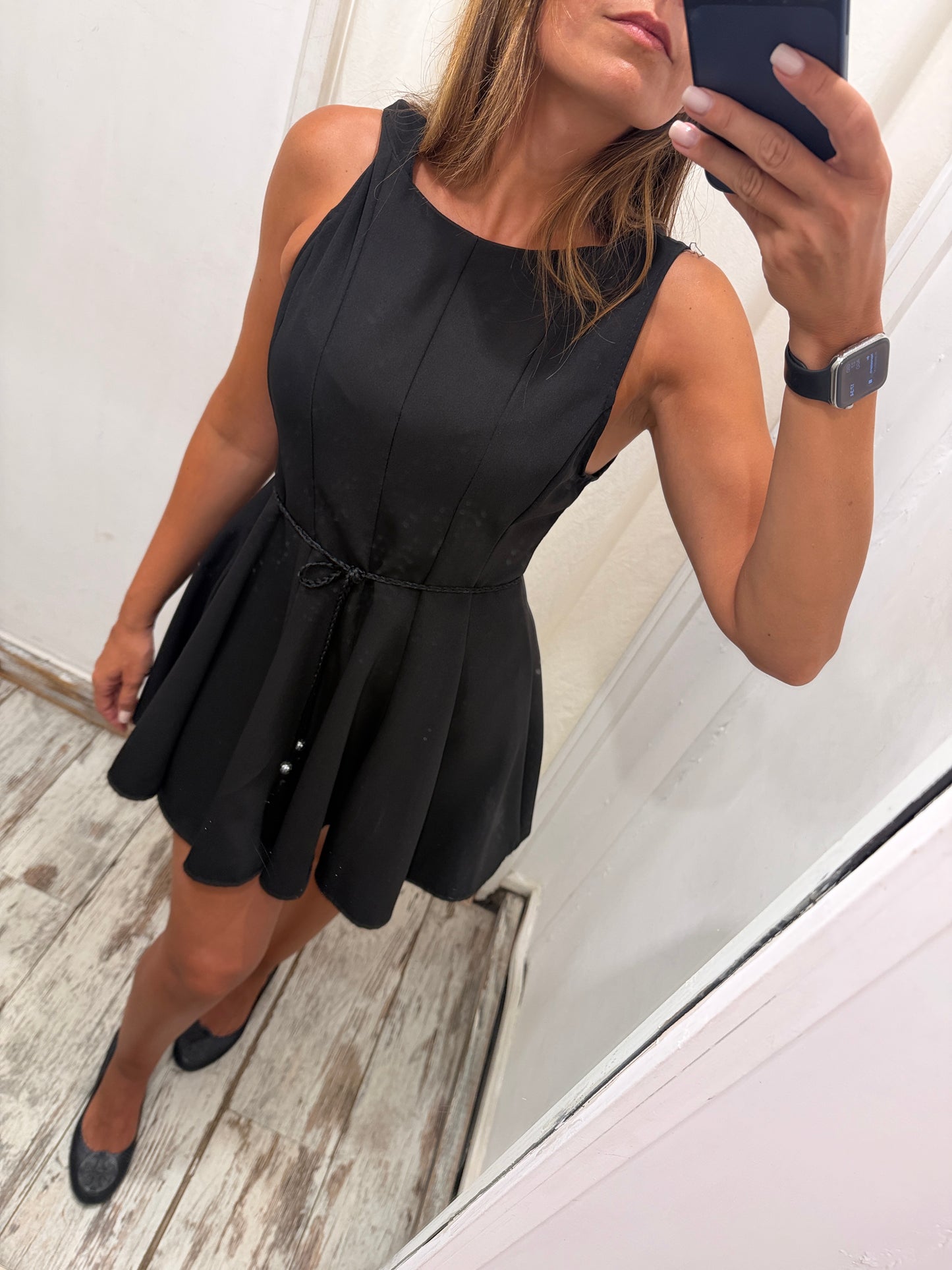 ABITO CORTO NERO A RUOTA
