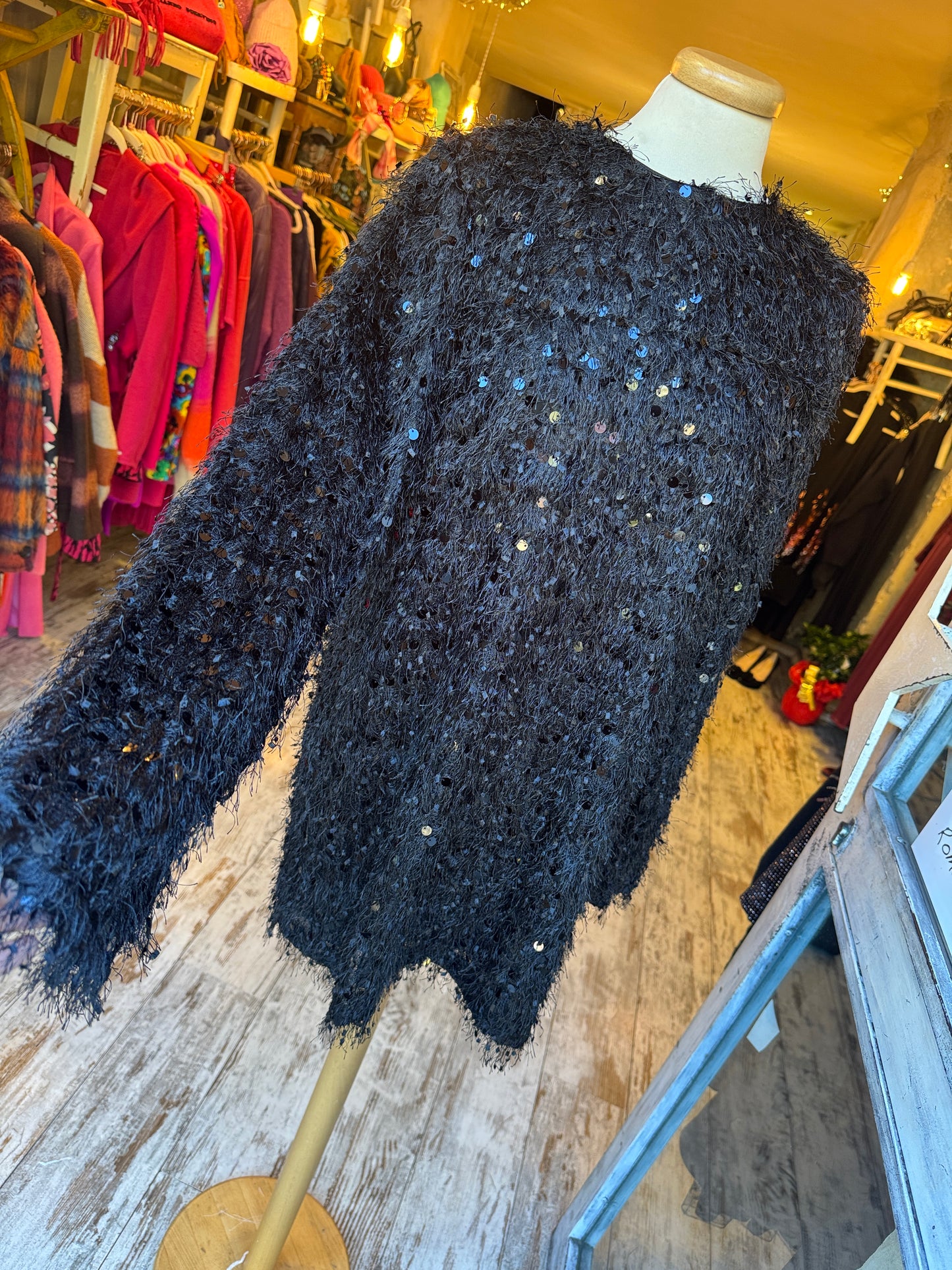 ABITO FRANGE E PAILLETTES NERO
