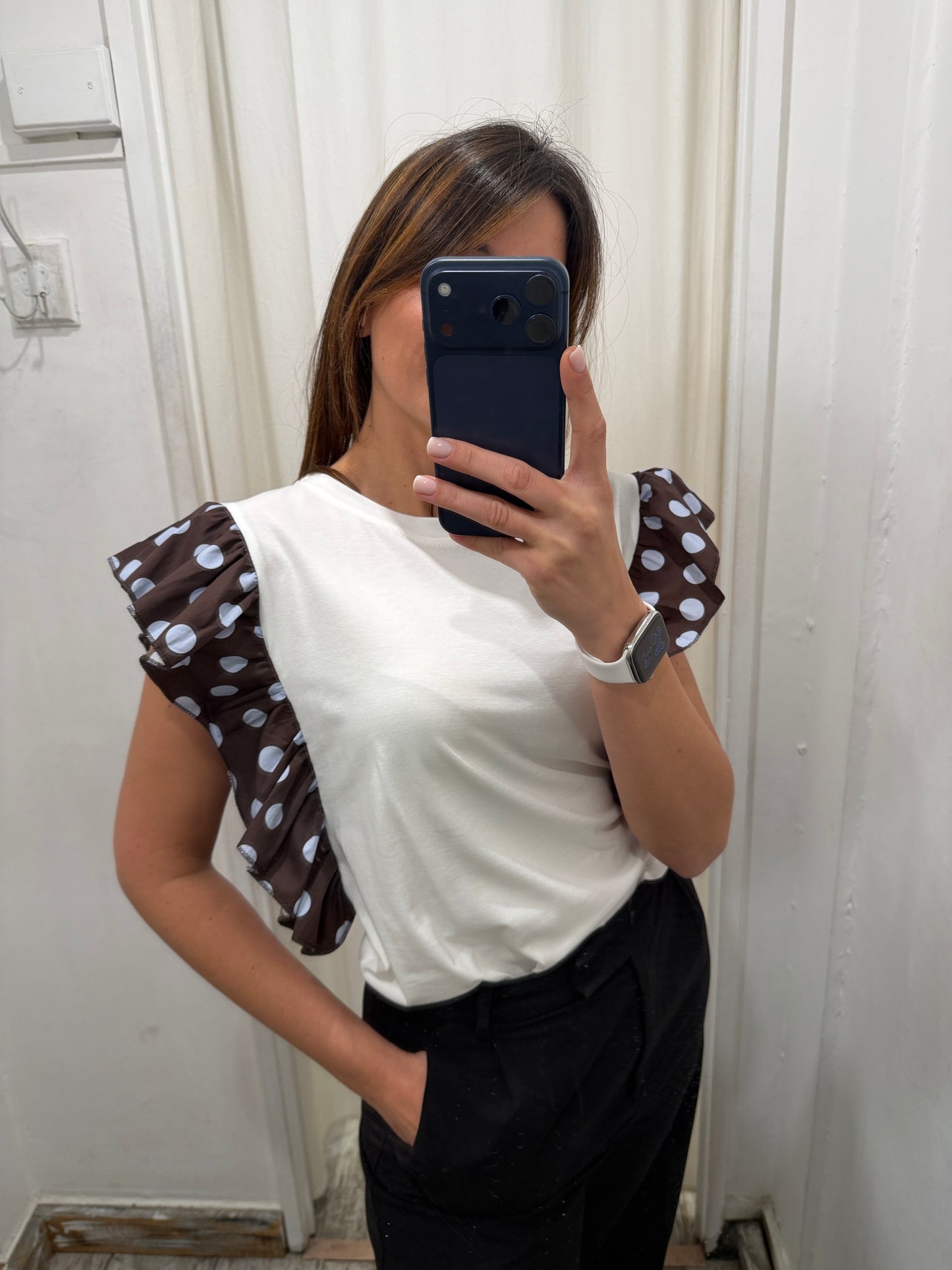 NEW COLLECTION - T-SHIRT BIANCA CON VOLANT MARRONE POIS CELESTE