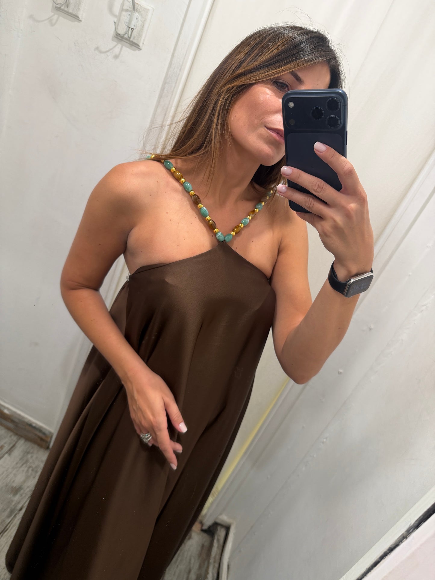 ABITO LUNGO SATIN MARRONE CON PIETRE