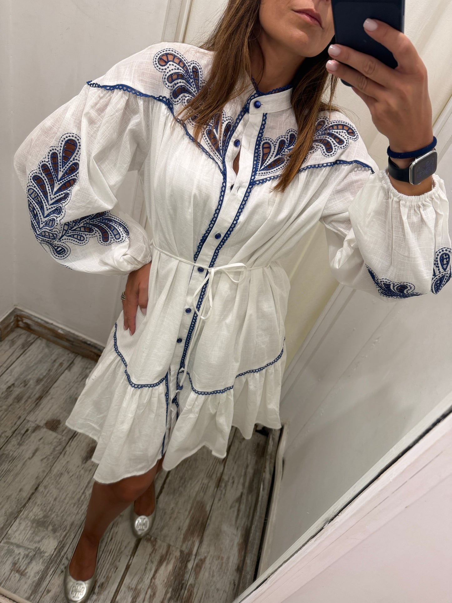 ABITO CHEMISIER BIANCO RICAMI BLU