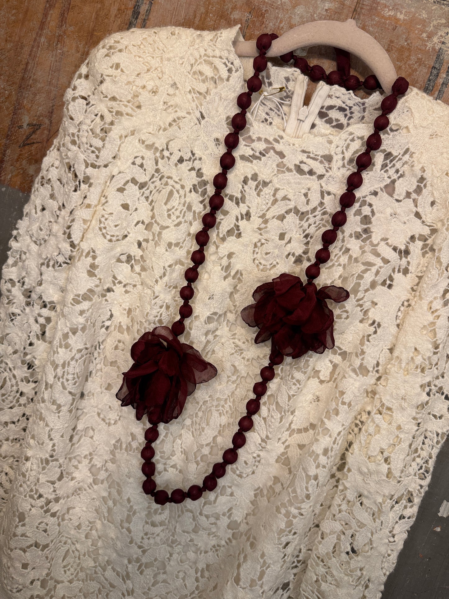 COLLANA PALLINE TESSUTO E FIORI BORDEAUX