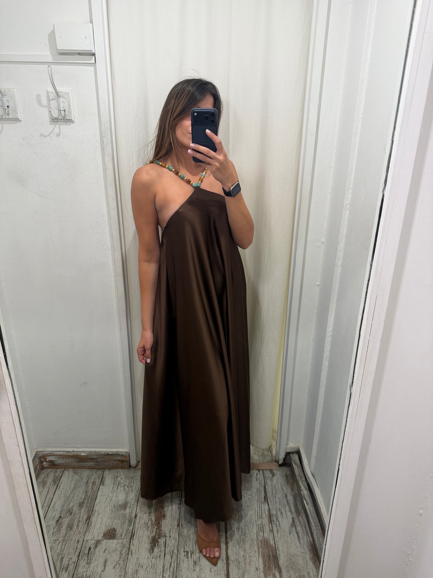ABITO LUNGO SATIN MARRONE CON PIETRE