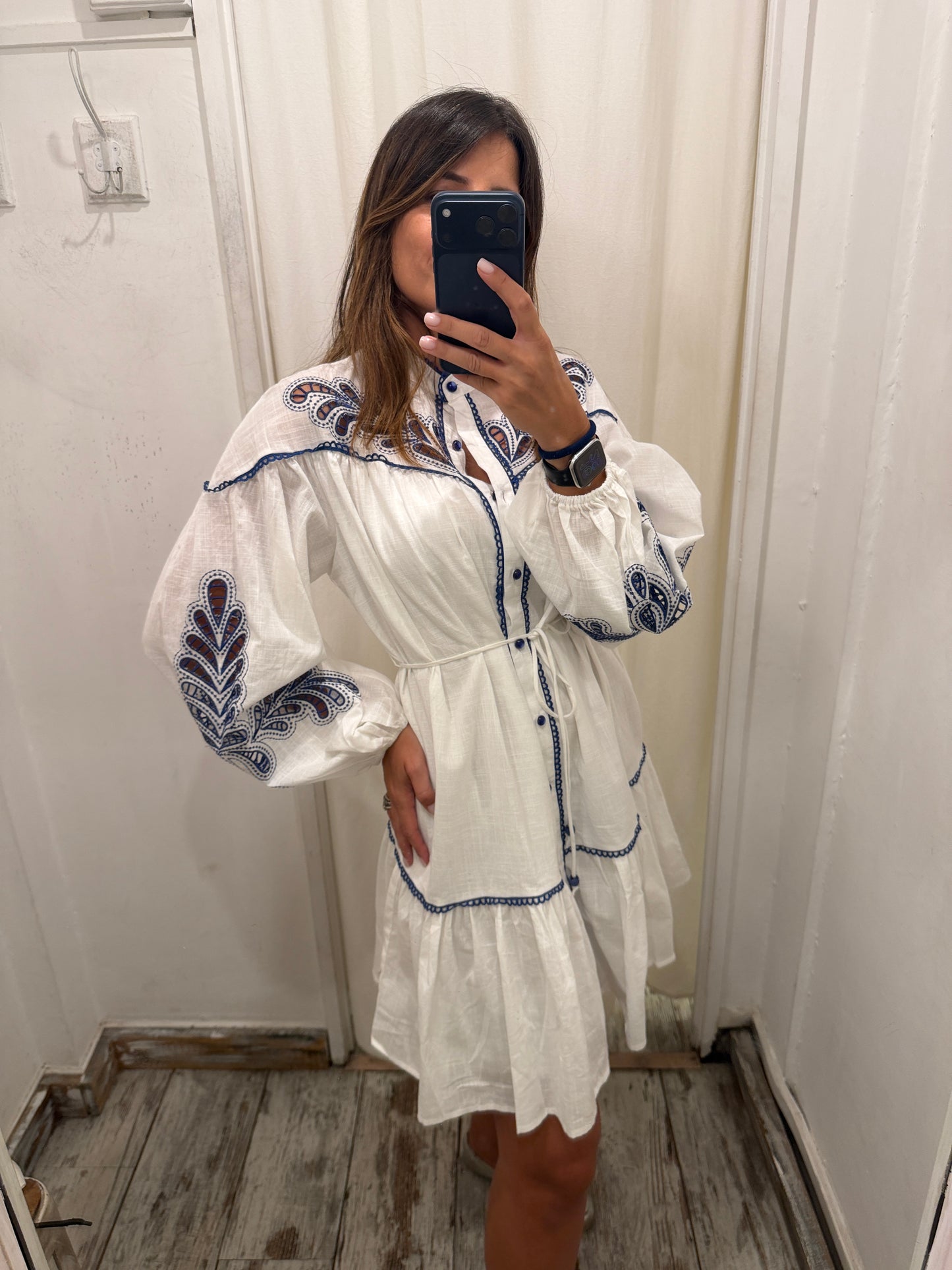 ABITO CHEMISIER BIANCO RICAMI BLU