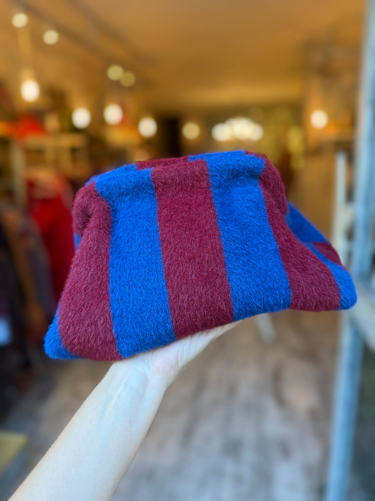 POCHETTE PELUCHE A RIGHE BORDEAUX E BLU