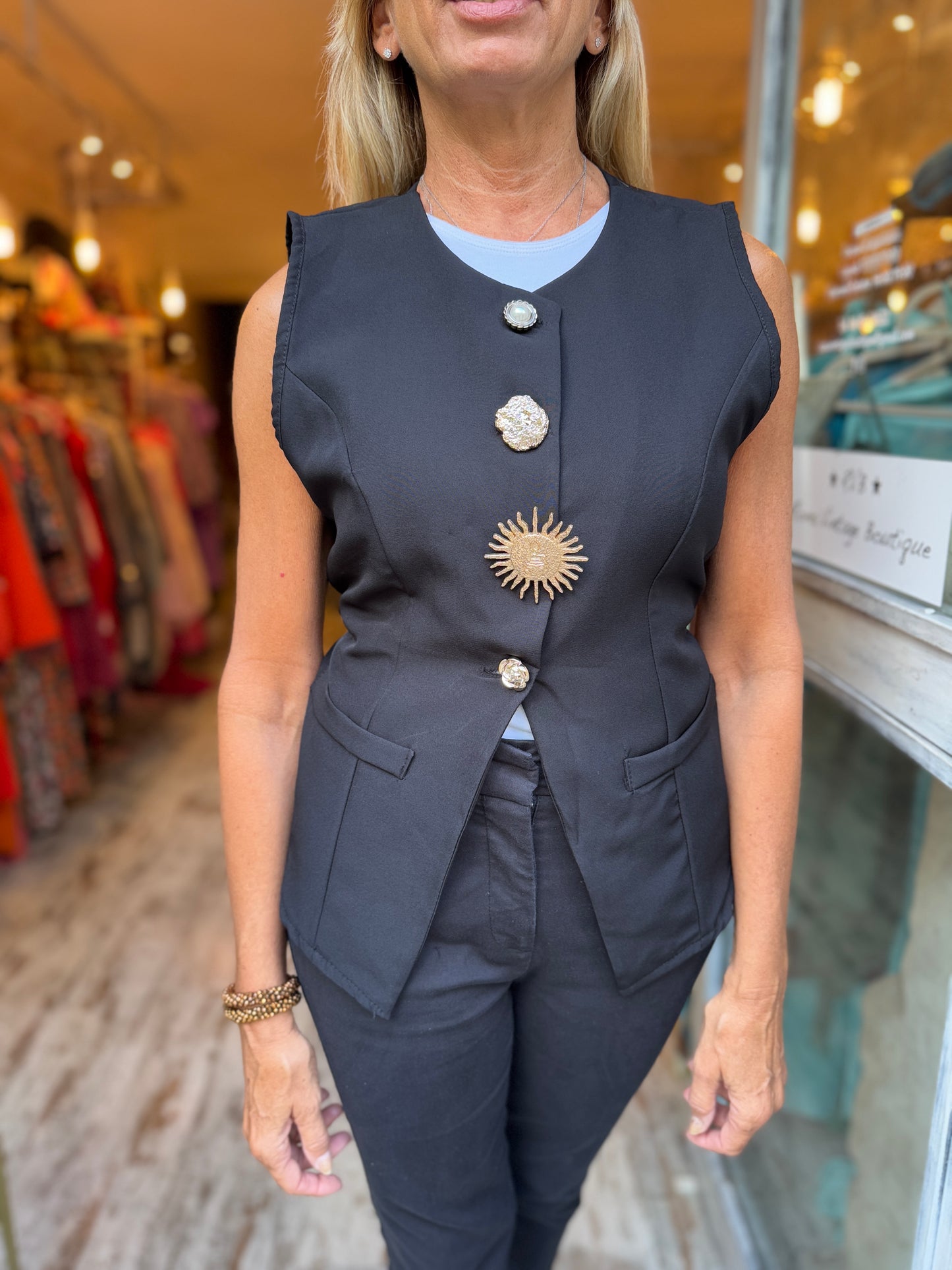 GILET NERO BOTTONI ORO