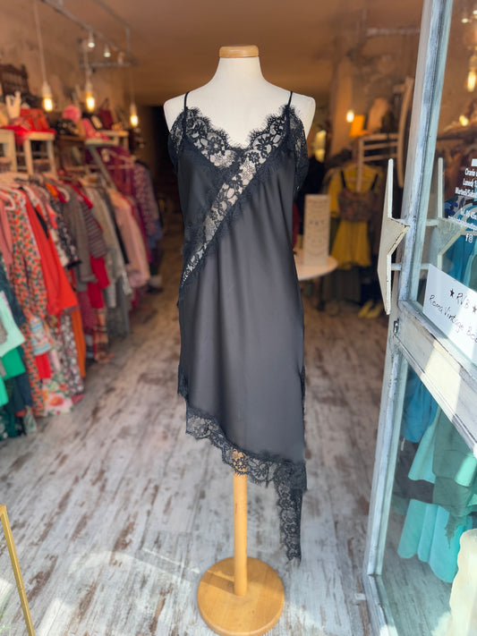 ABITO SOTTOVESTE SATIN NERO E PIZZO
