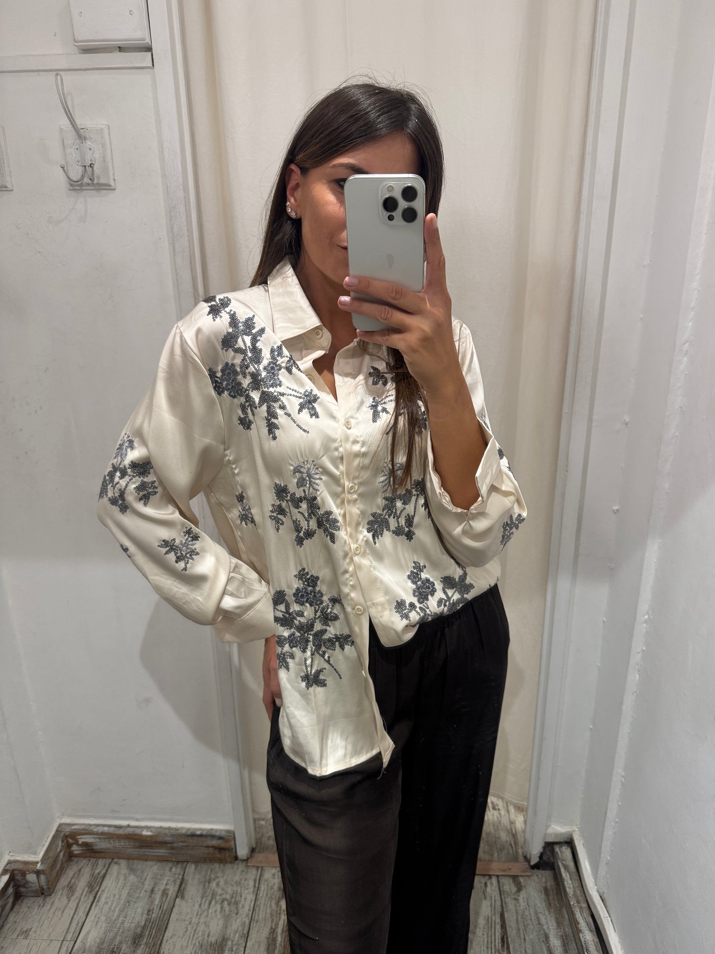 CAMICIA SATIN CON FIORI DI PAILLETTES