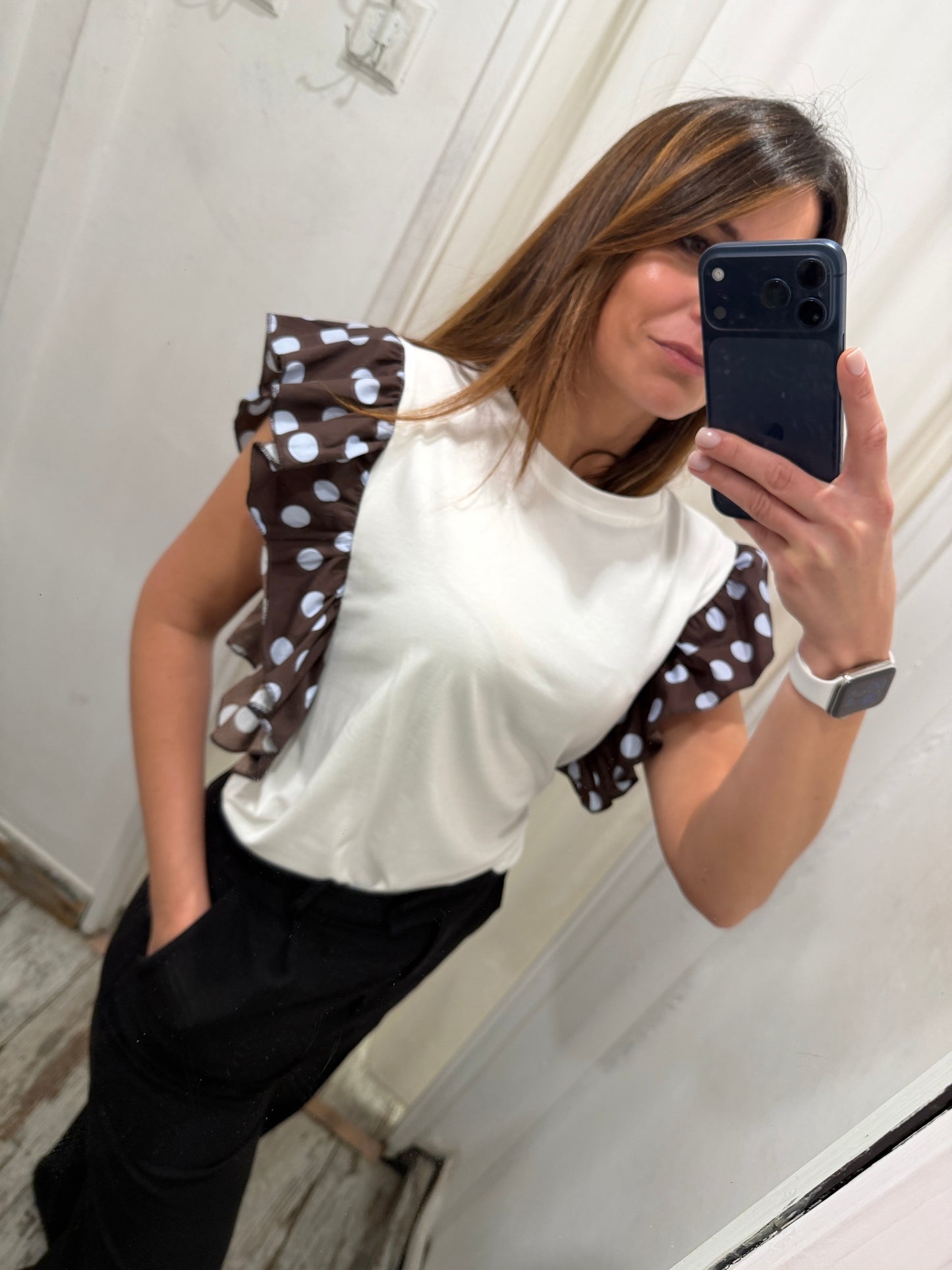 NEW COLLECTION - T-SHIRT BIANCA CON VOLANT MARRONE POIS CELESTE