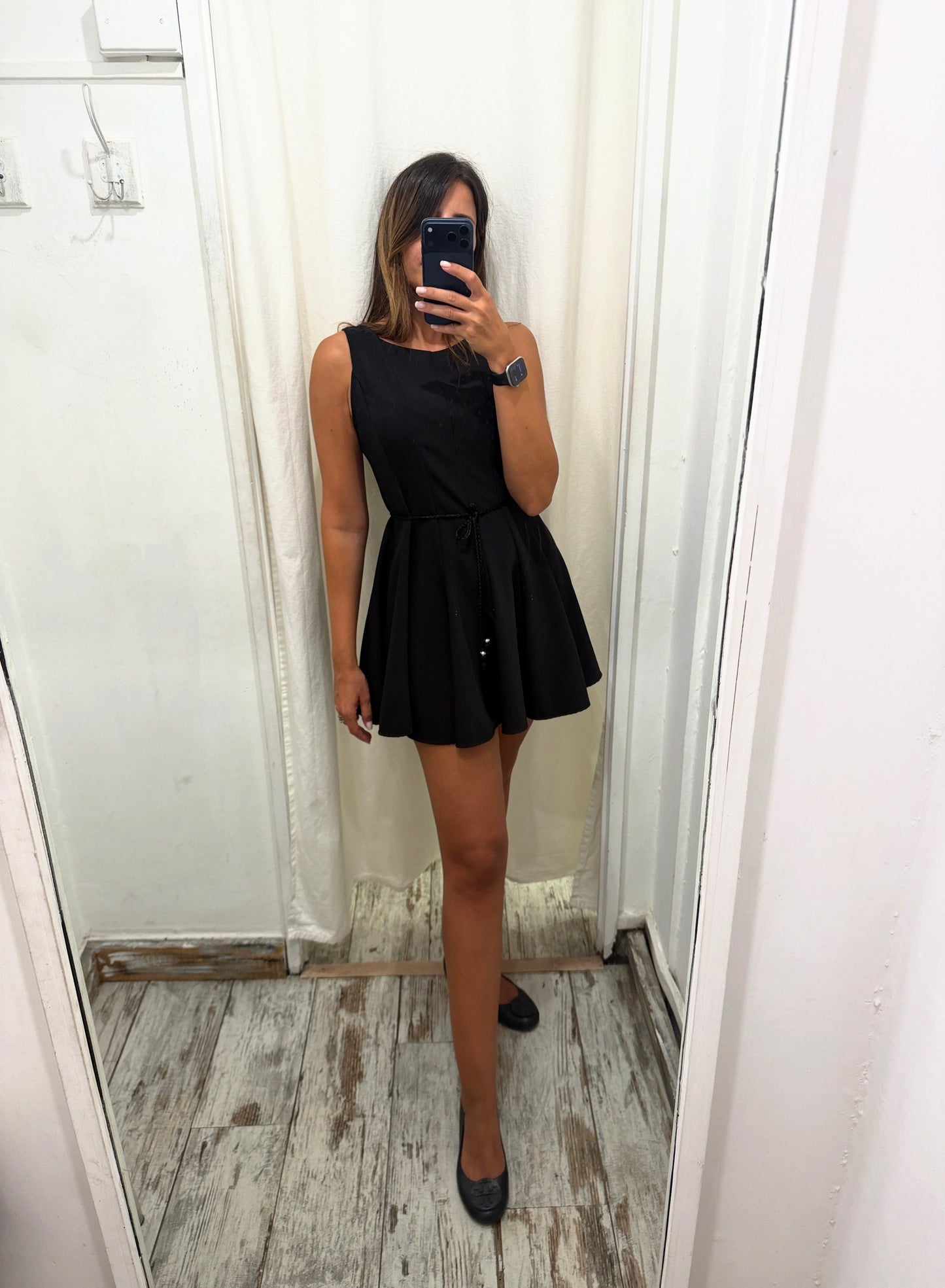 ABITO CORTO NERO A RUOTA