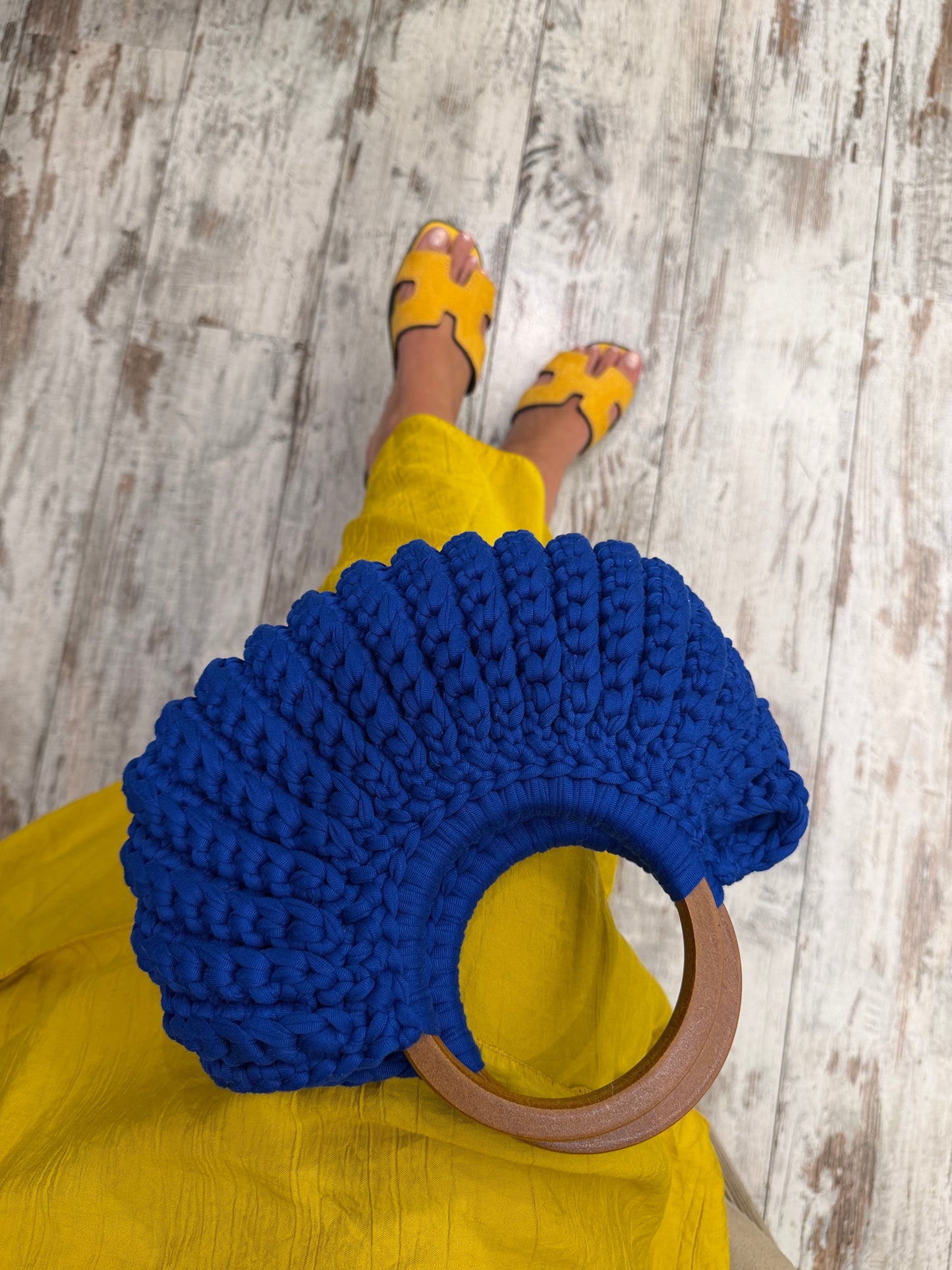 BORSA CROCHET BLU ELETTRICO MANICI LEGNO