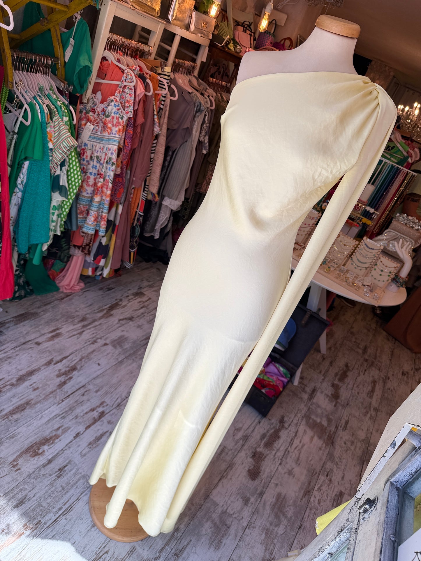 NEW COLLECTION - ABITO LUNGO MONOSPALLA GIALLO CON STOLA