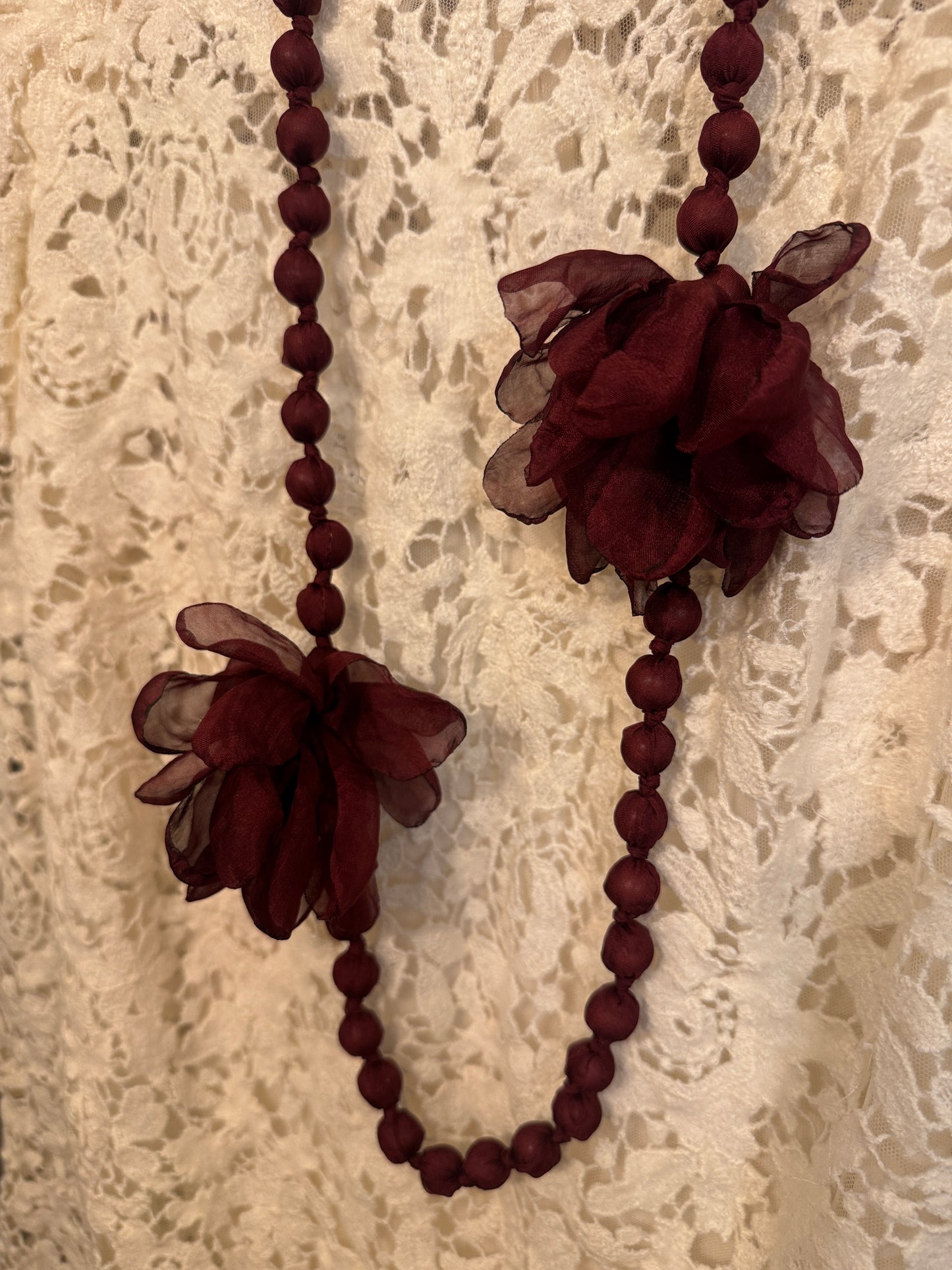 COLLANA PALLINE TESSUTO E FIORI BORDEAUX