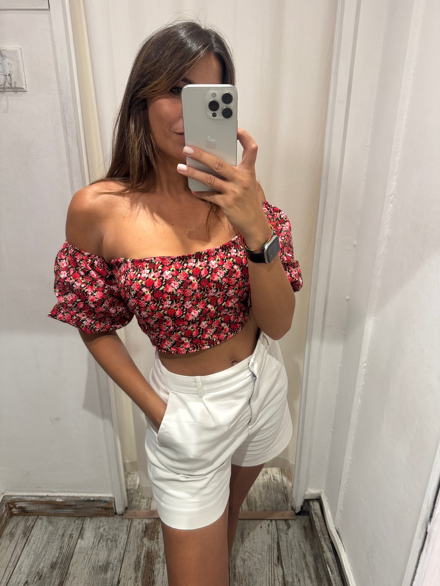 CROP TOP NERO FIORI ROSSI