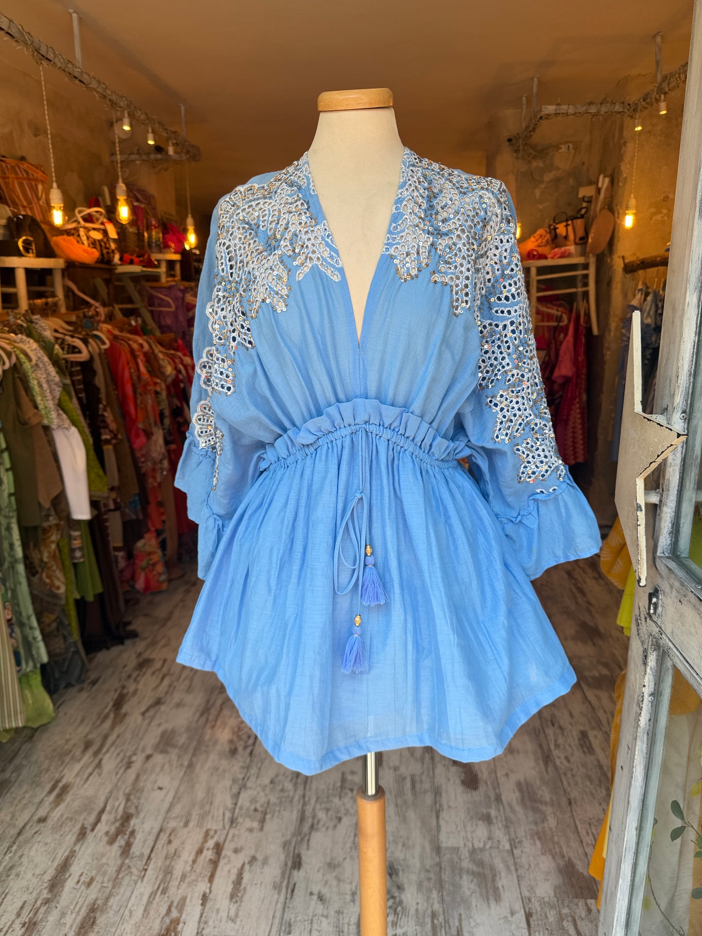 BLUSA/MINI ABITO CELESTE CON RICAMI E PAILLETTES