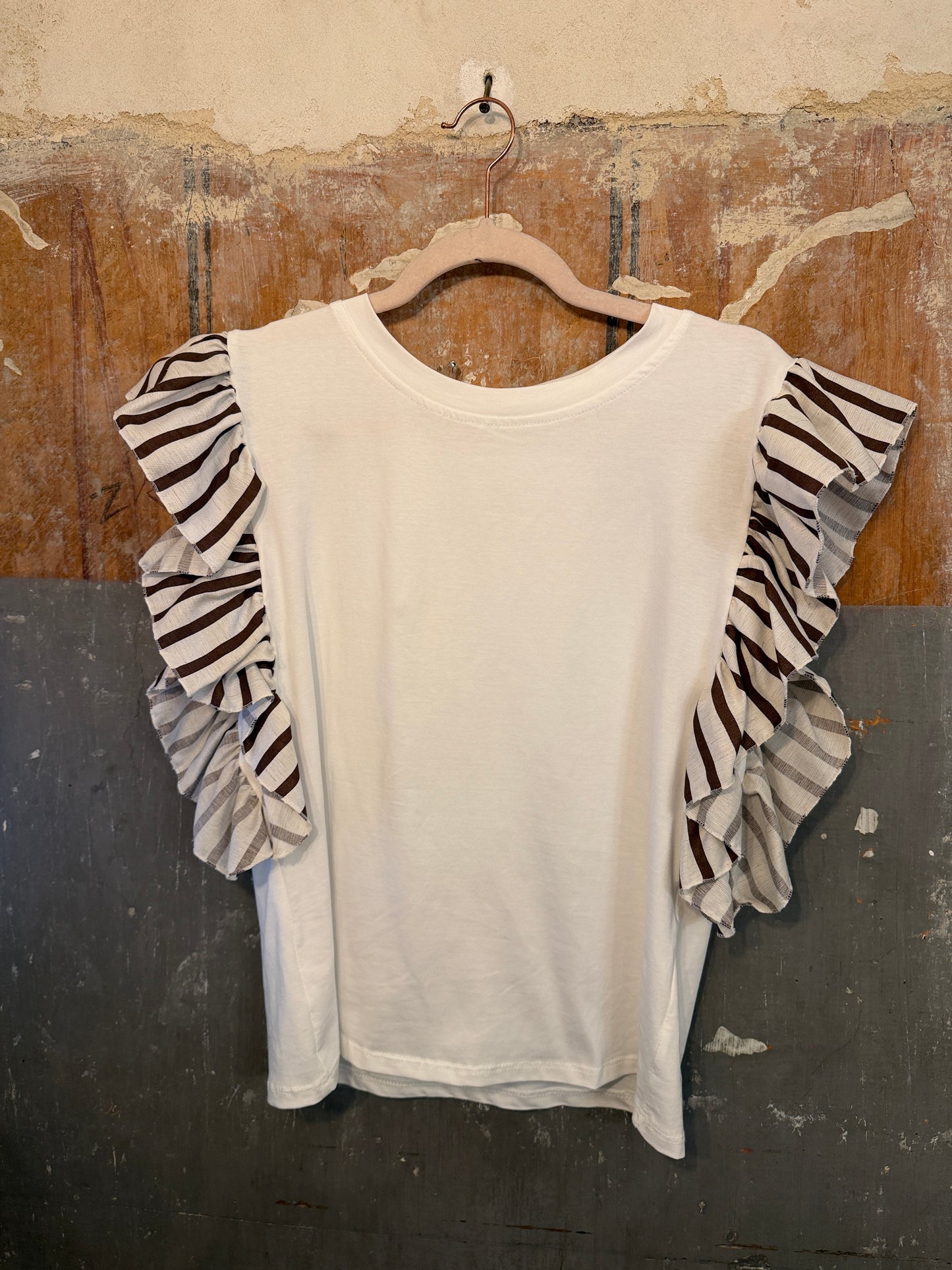 NEW COLLECTION - T-SHIRT BIANCA CON VOLANT RIGHE MARRONI