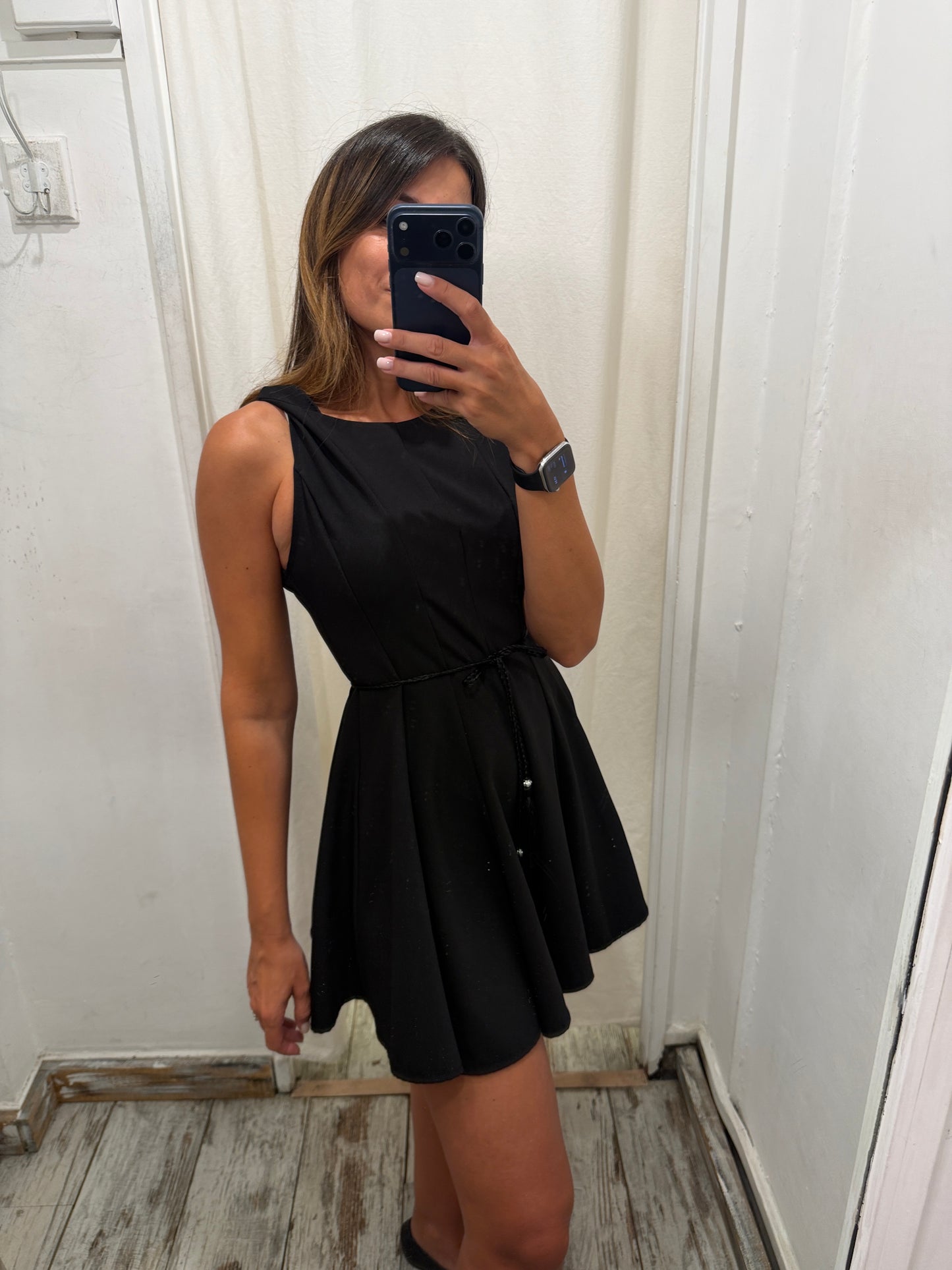 ABITO CORTO NERO A RUOTA