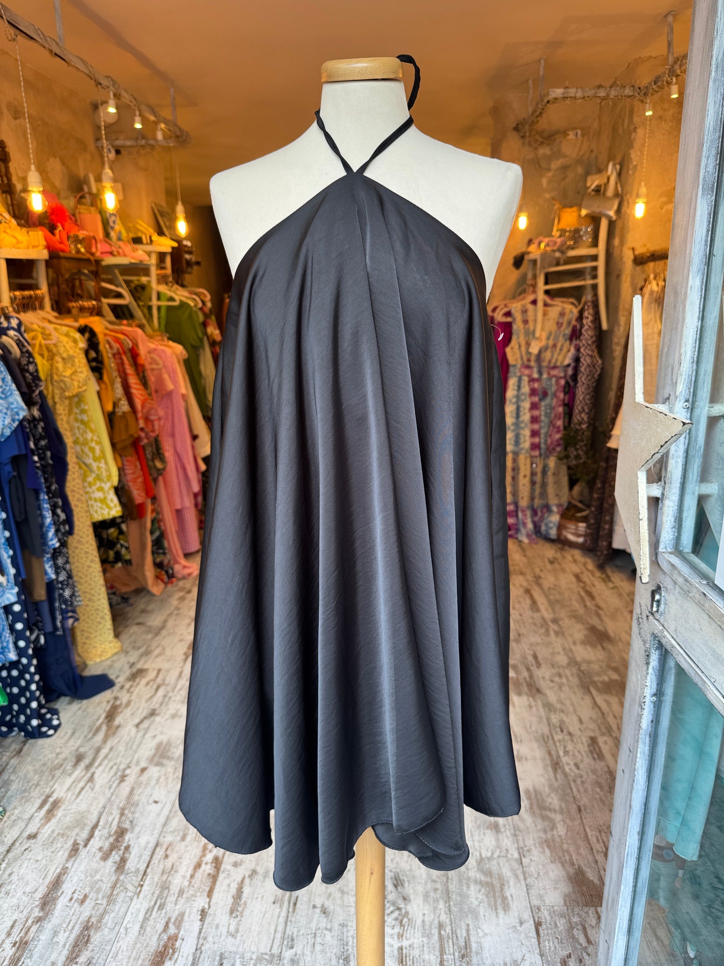 ABITO SATIN NERO ALLACCIATURA COLLO