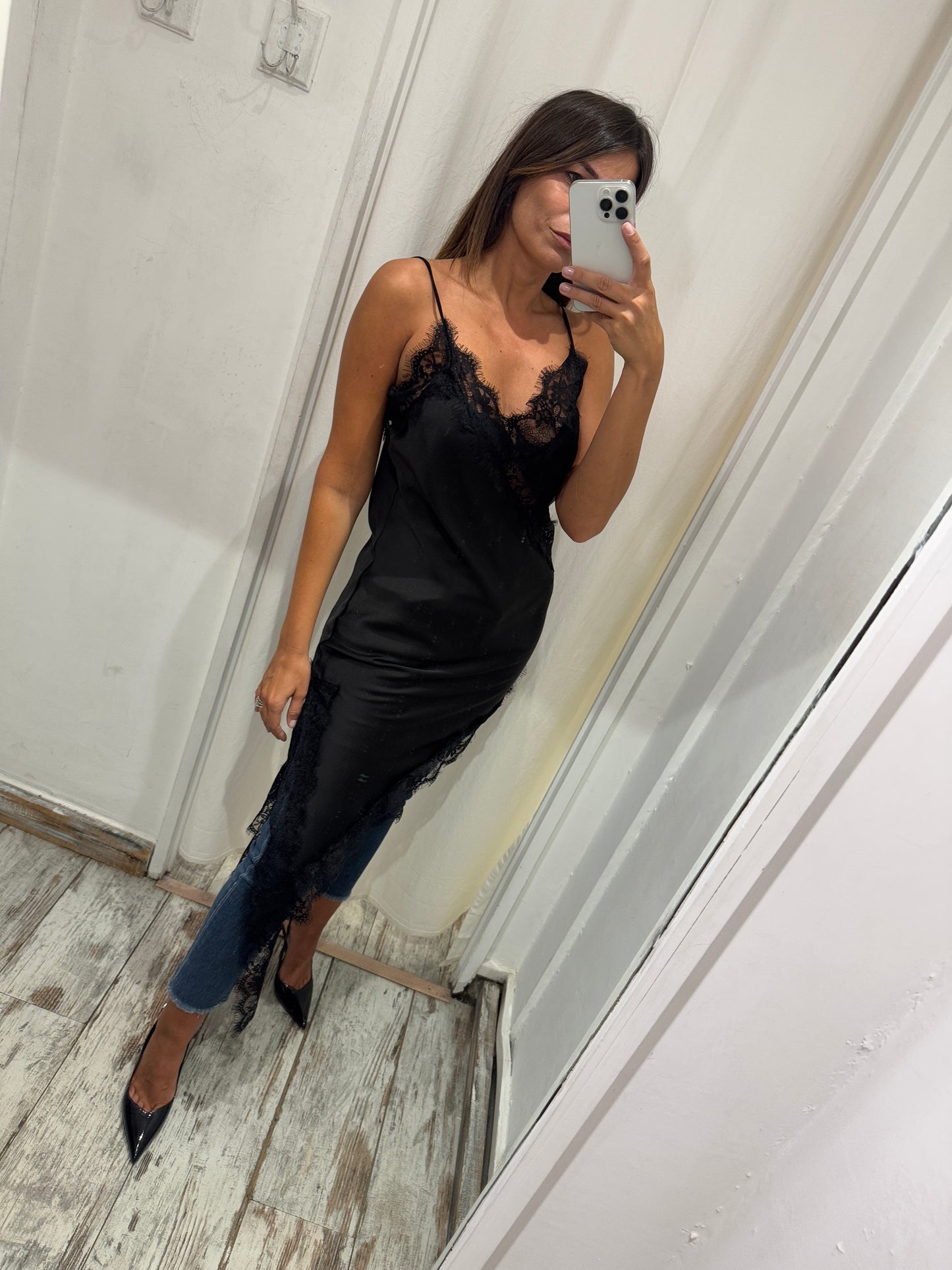 ABITO SOTTOVESTE SATIN NERO E PIZZO