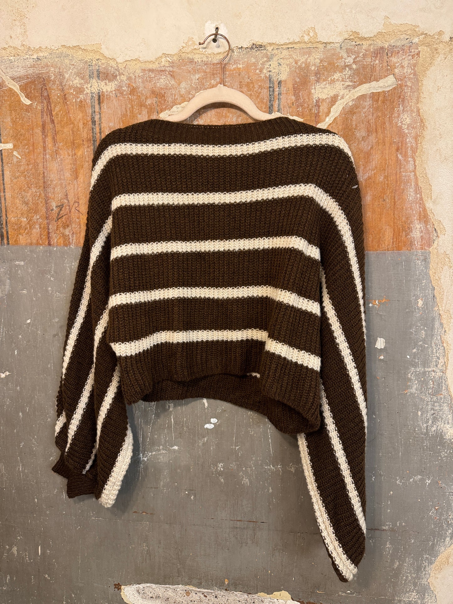 MAGLIA CROP MARRONE A RIGHE PANNA