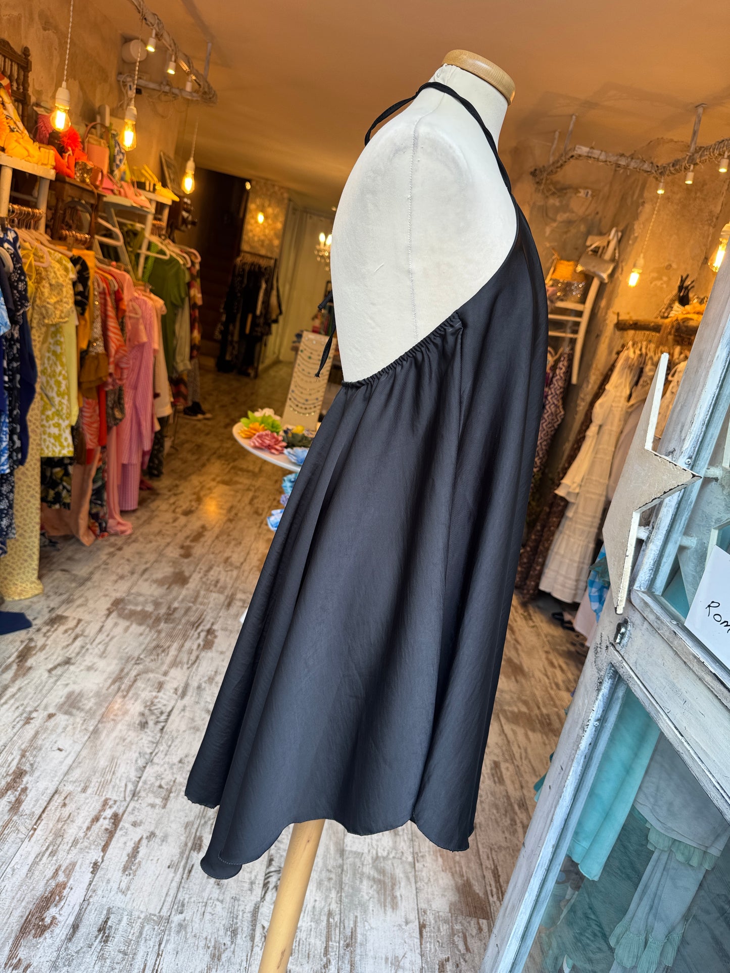 ABITO SATIN NERO ALLACCIATURA COLLO