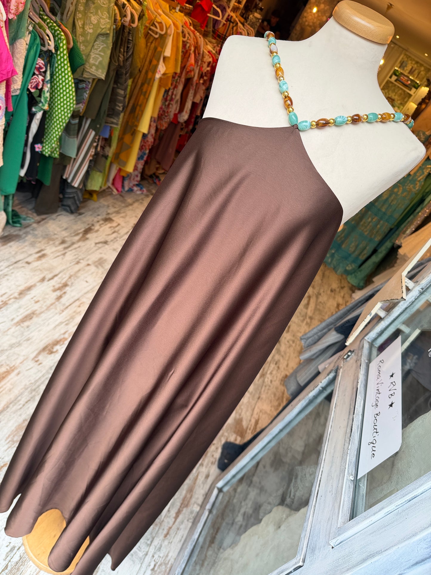 ABITO LUNGO SATIN MARRONE CON PIETRE