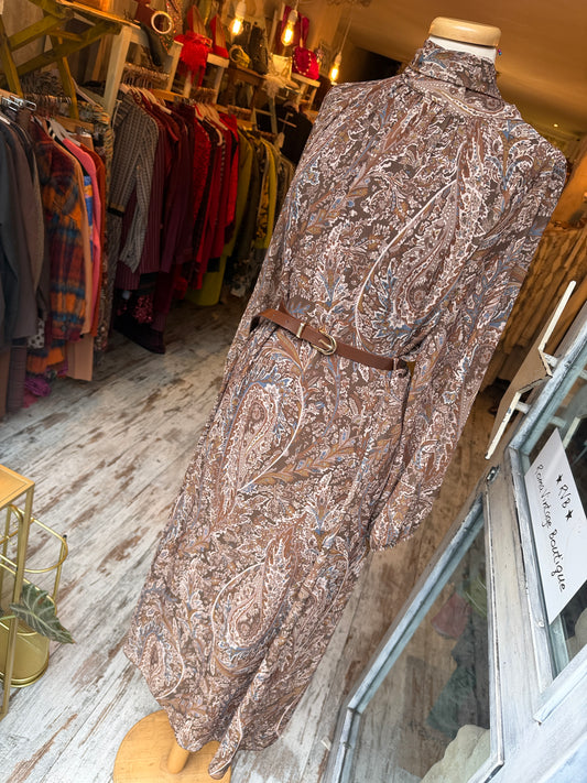 ABITO LONGUETTE FANTASIA PAISLEY MARRONE con CINTURA