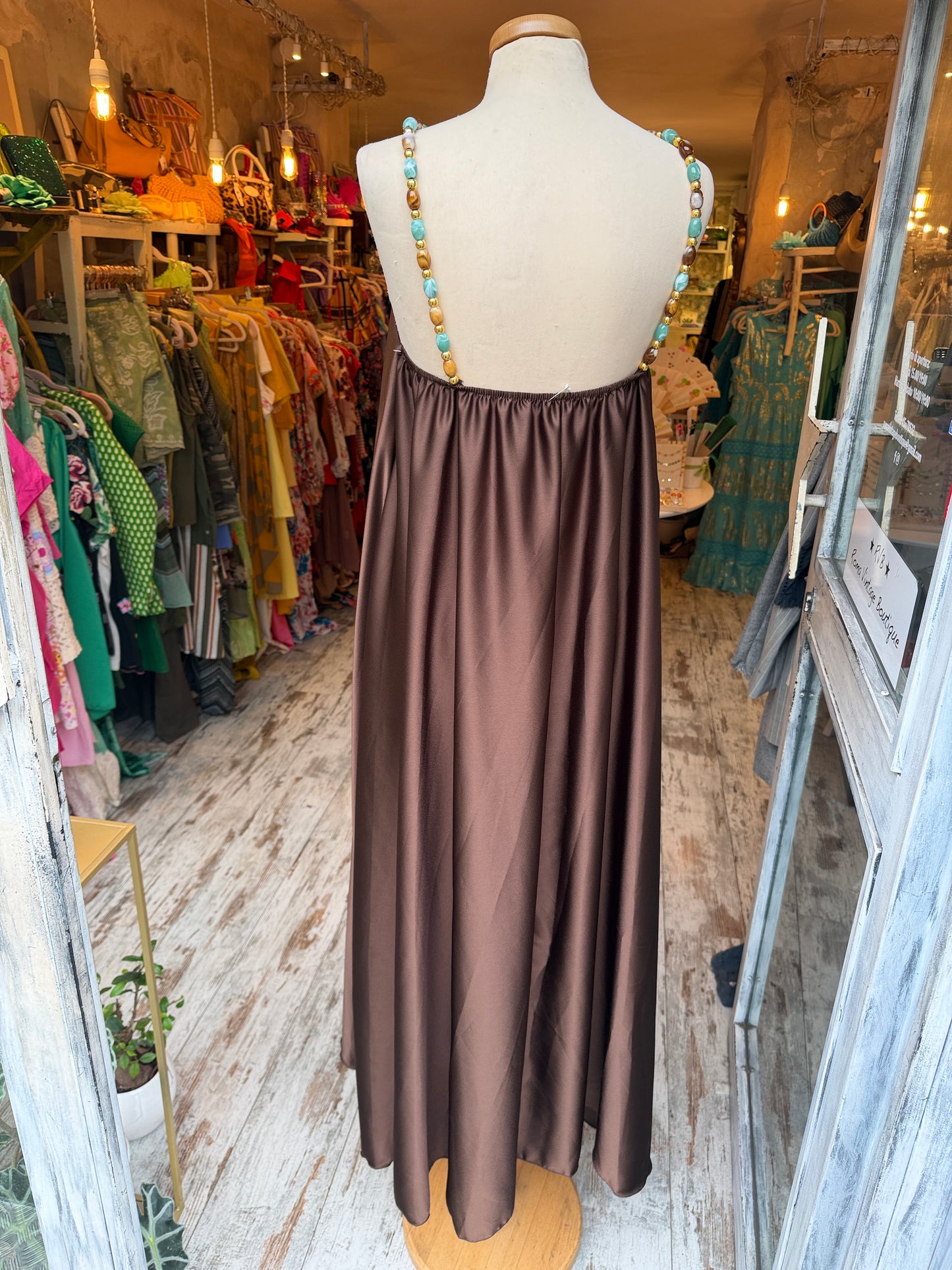 ABITO LUNGO SATIN MARRONE CON PIETRE