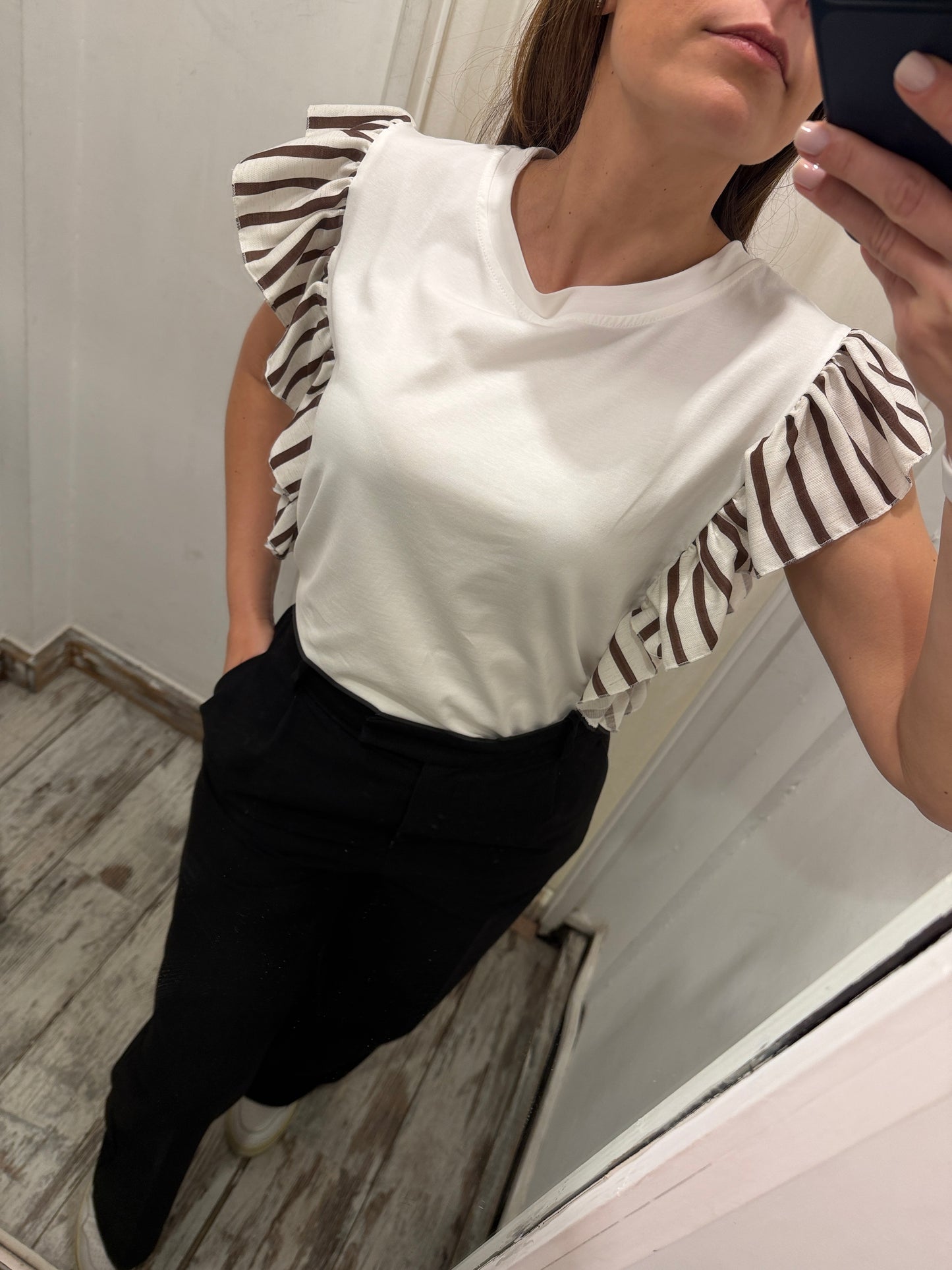 NEW COLLECTION - T-SHIRT BIANCA CON VOLANT RIGHE MARRONI
