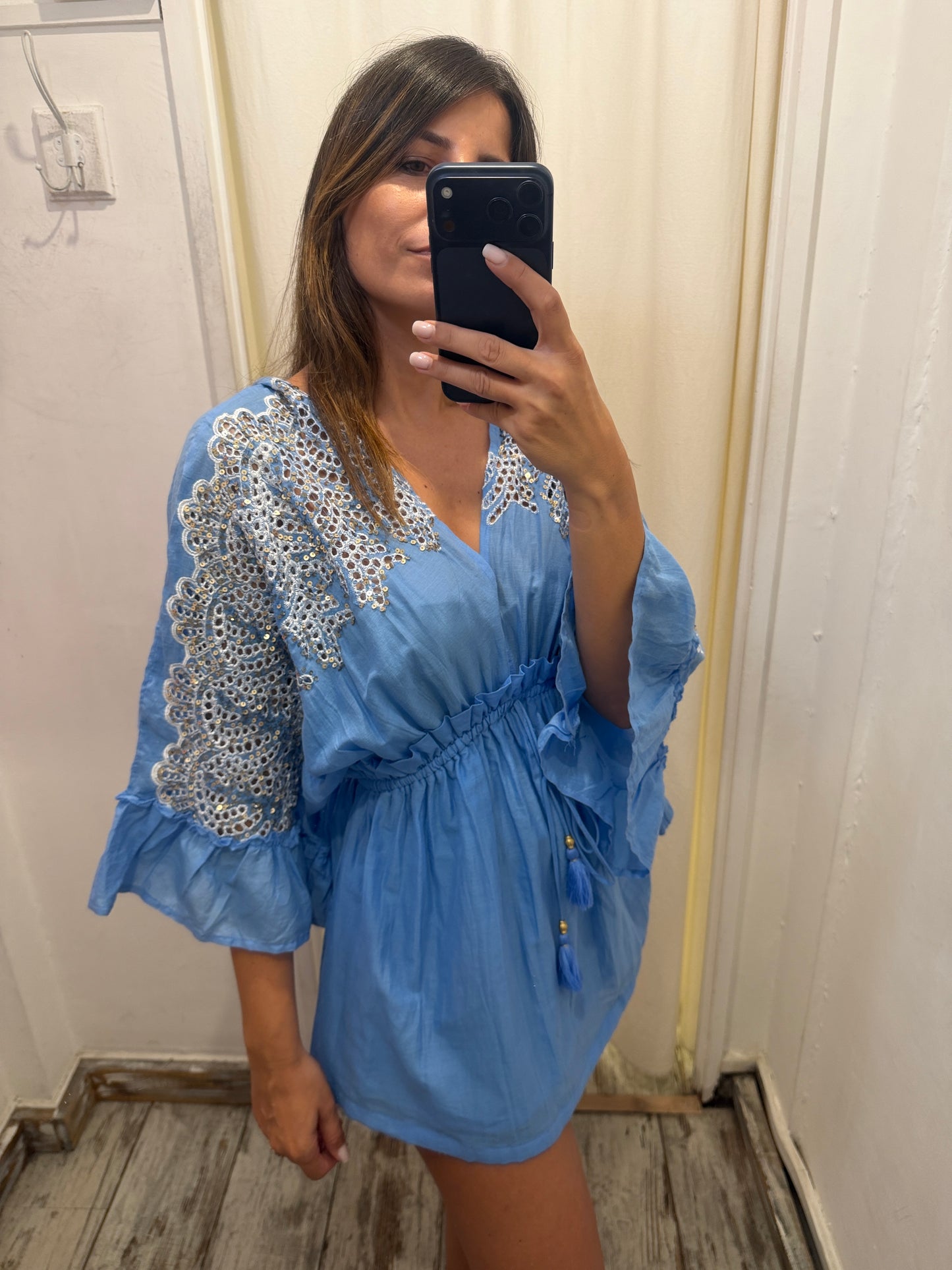 BLUSA/MINI ABITO CELESTE CON RICAMI E PAILLETTES